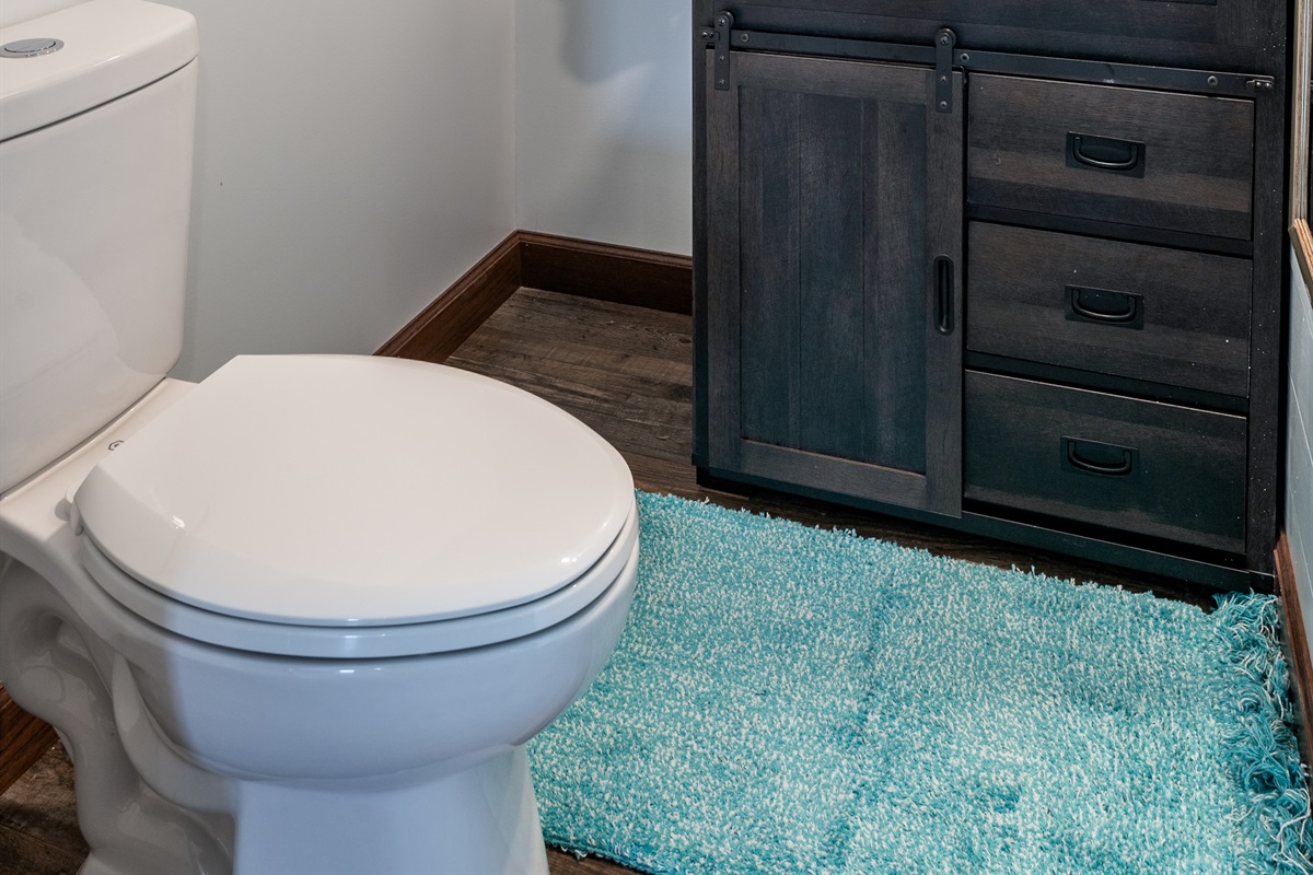 Clean, modern full bath with fresh décor and all the essentials for a comfortable stay.