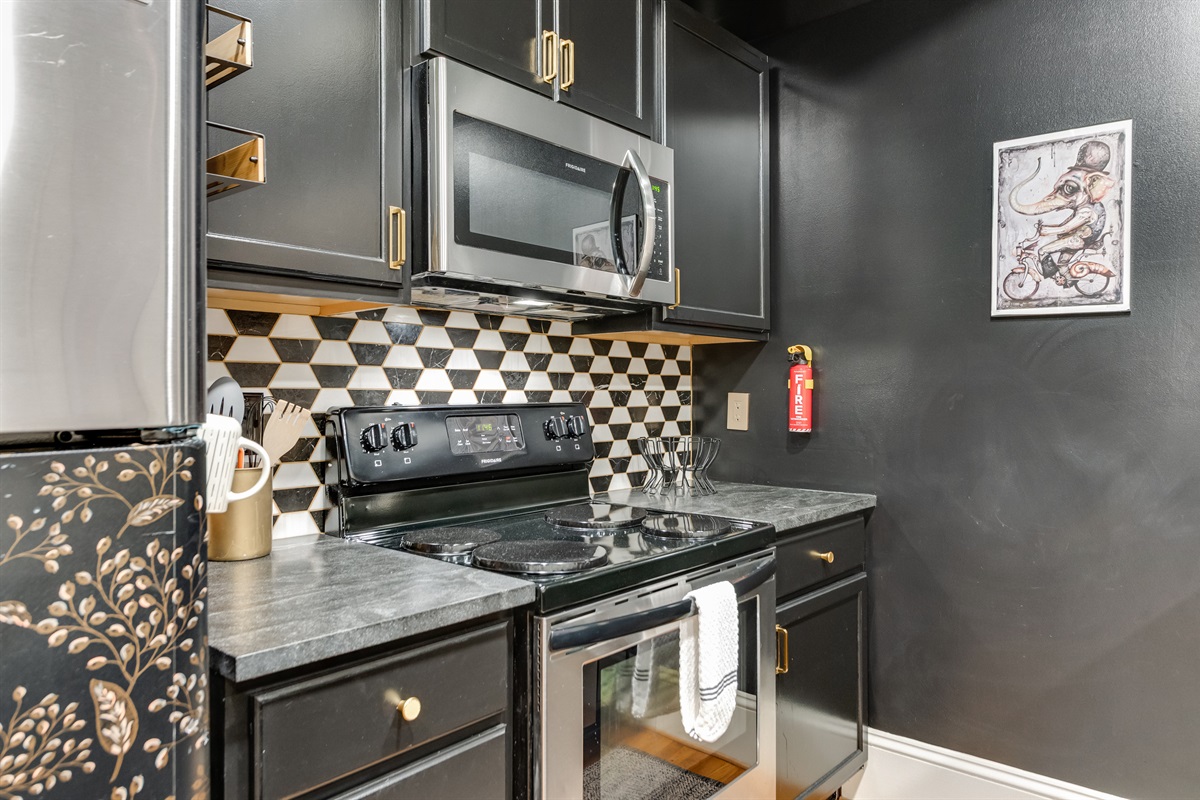 Stylish Kitchen: Unleash your culinary creativity with sleek appliances and chic decor!