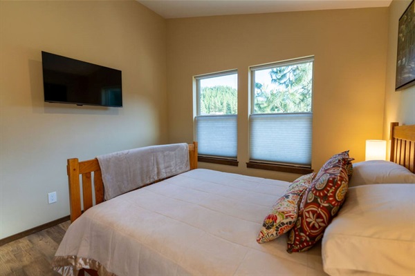 Master bedroom. Smart tv.