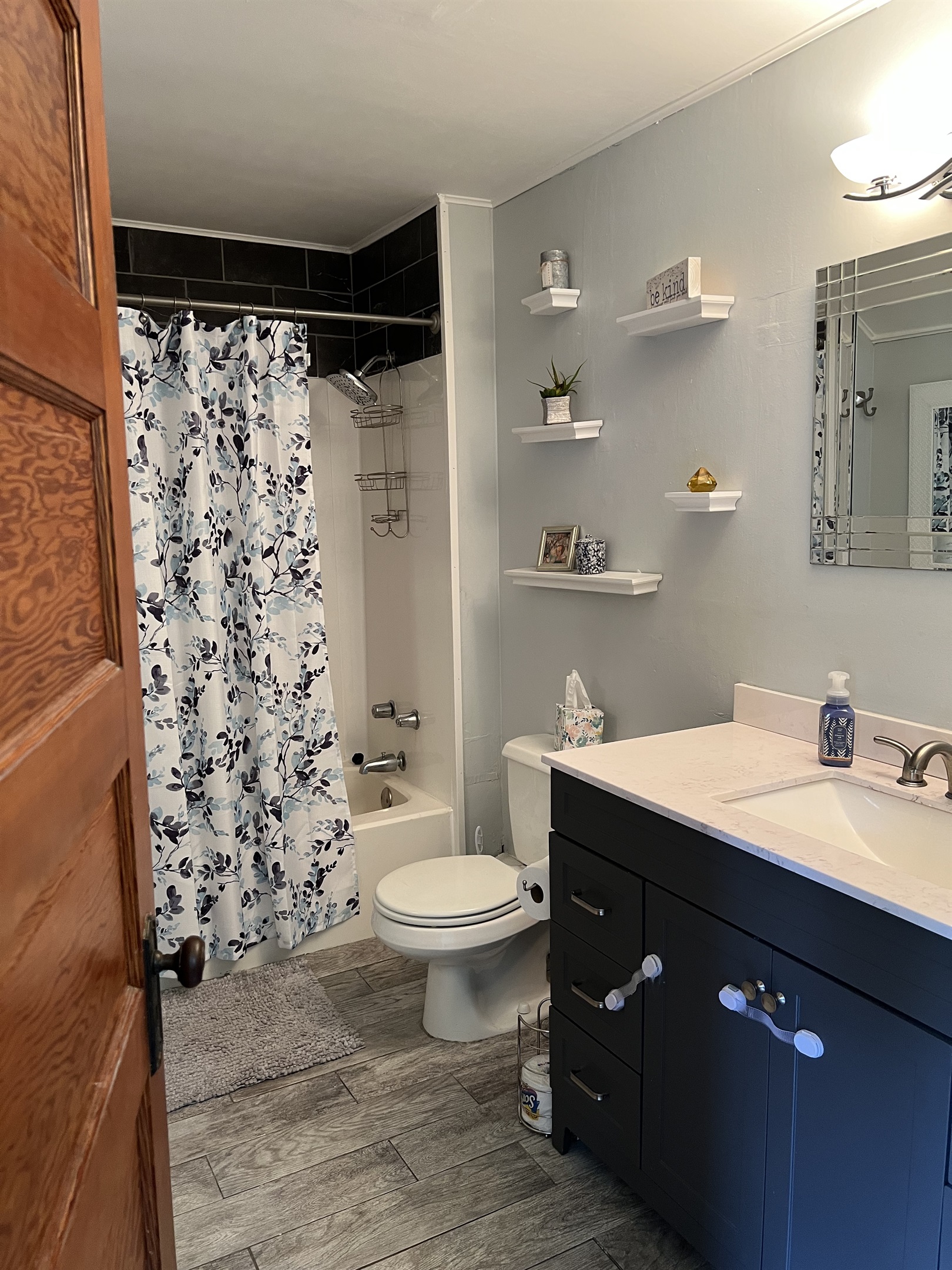 2nd floor bath w/ tub/shower