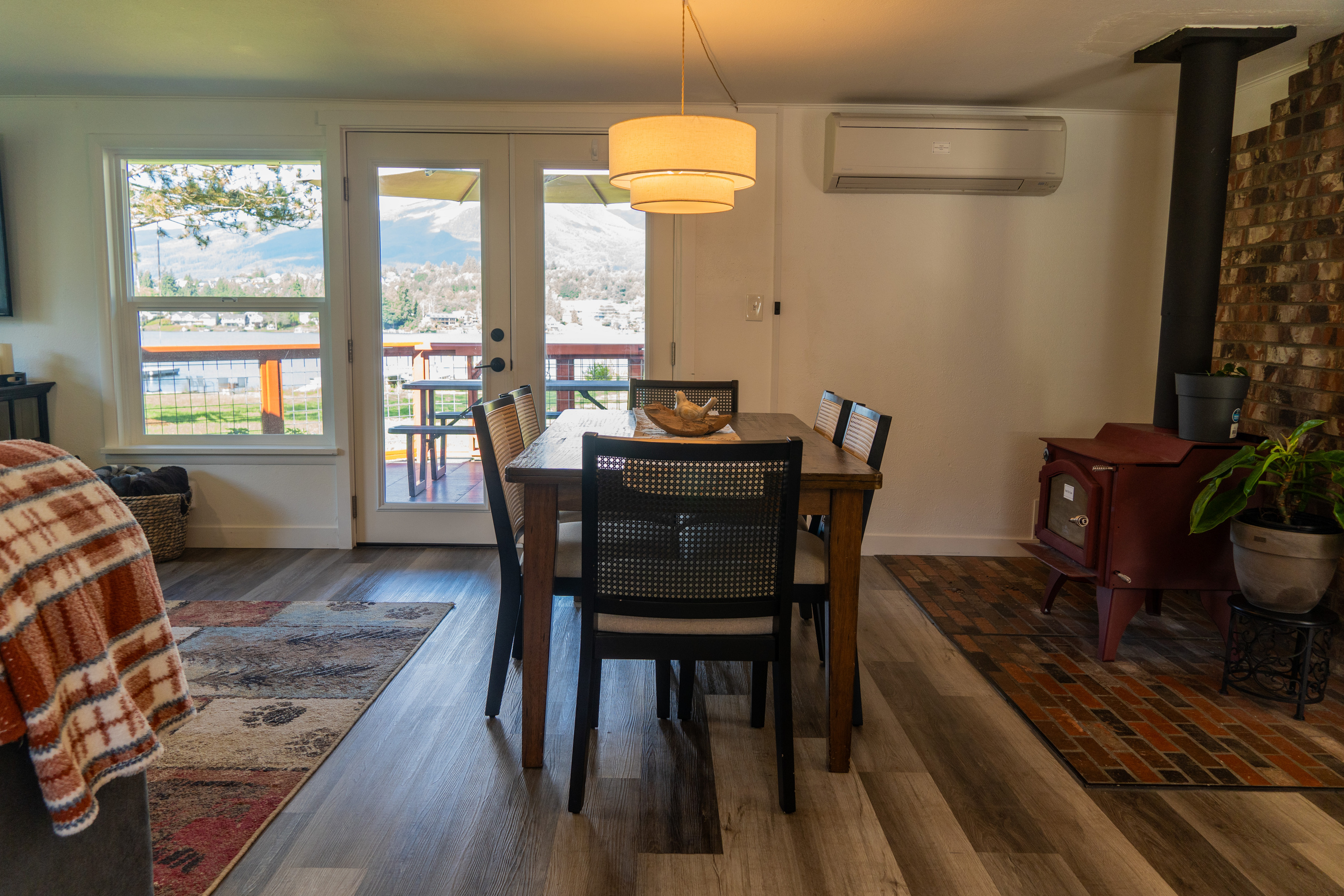 A warm dining space where light and form come together, inviting shared meals and quiet moments around the table.