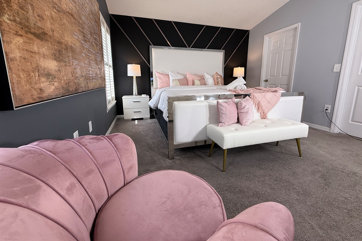 🌙 Unwind in a spacious king suite featuring a pillow-top mattress, cozy linens, Smart TV