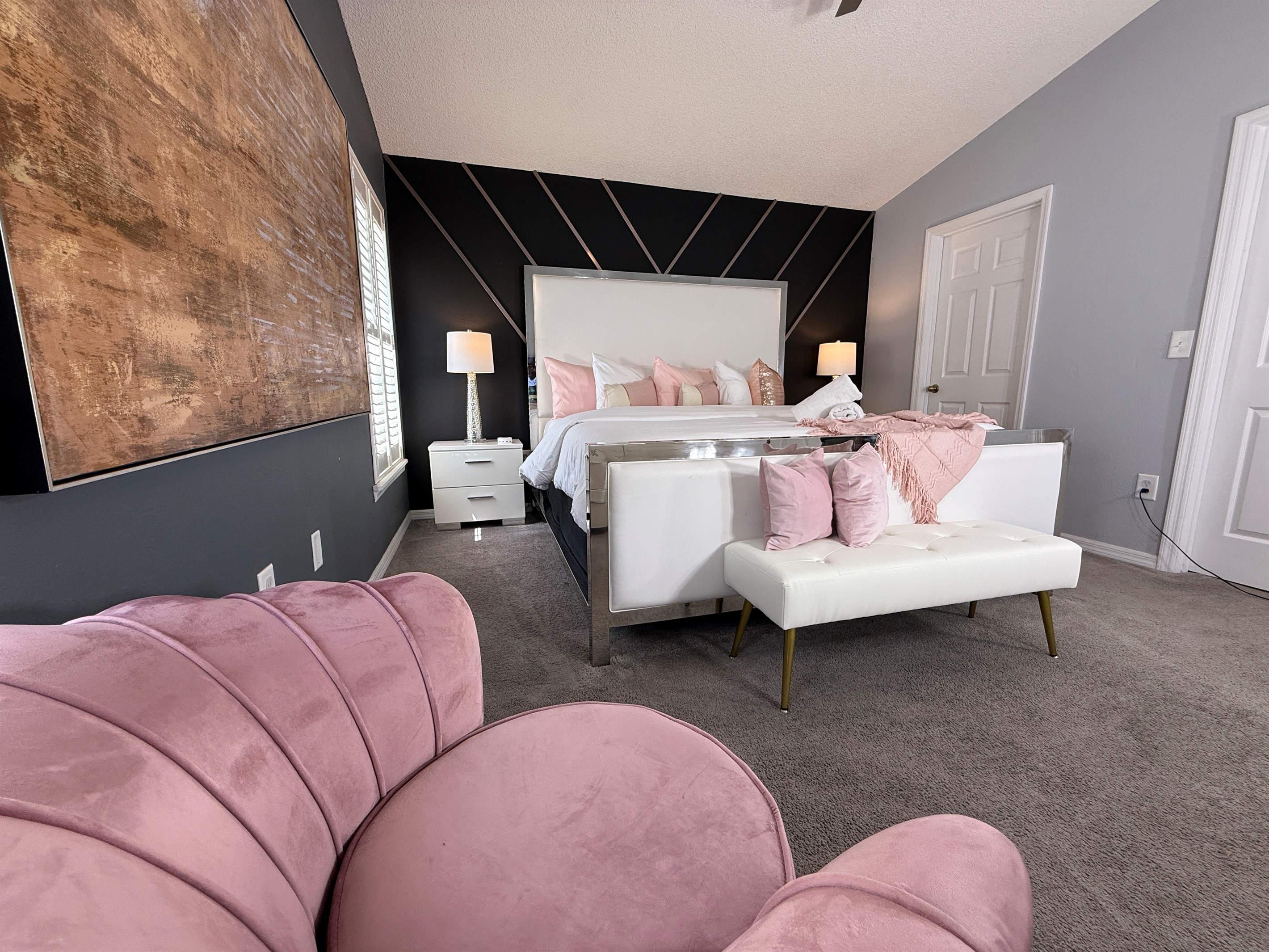 🌙 Unwind in a spacious king suite featuring a pillow-top mattress, cozy linens, Smart TV