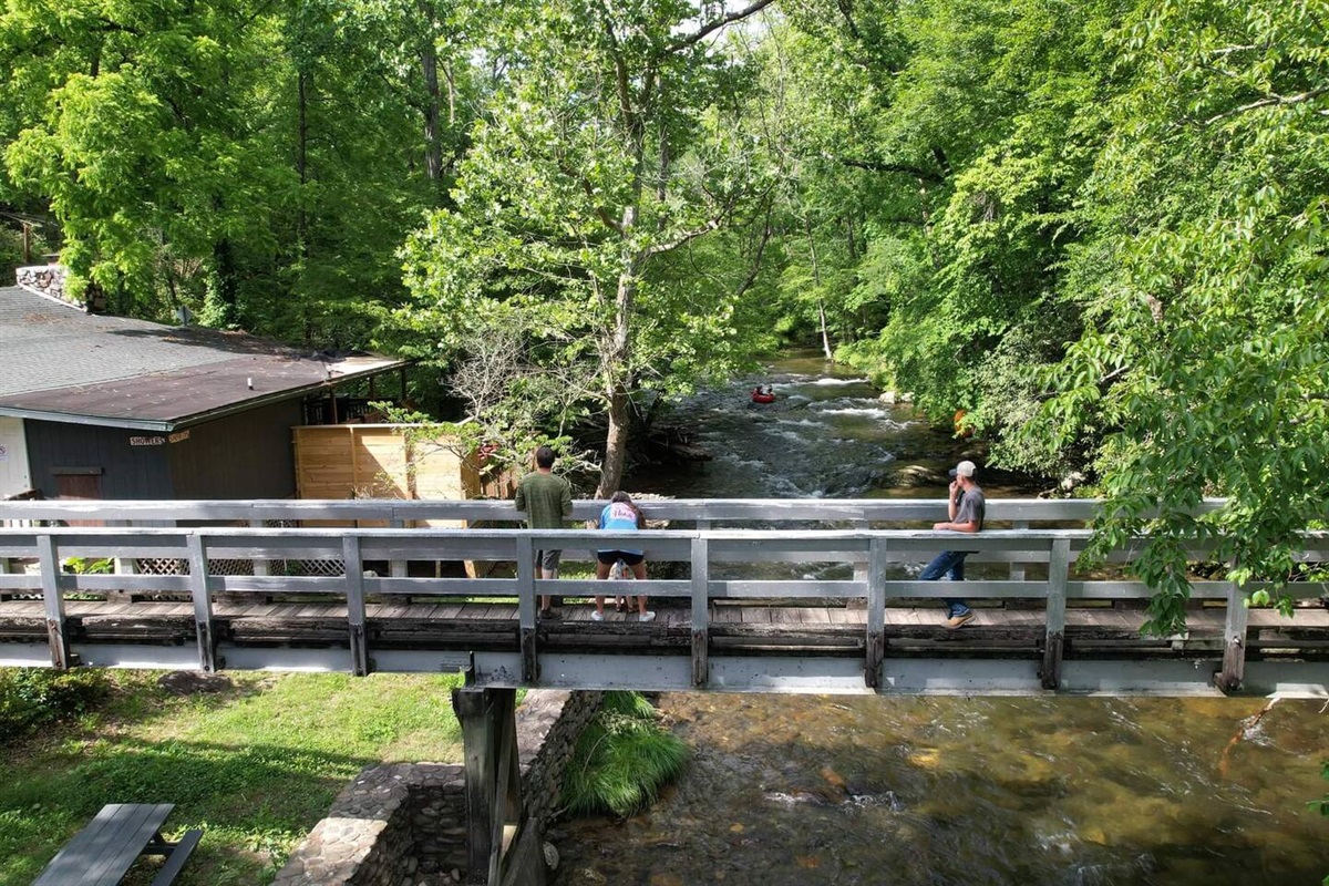 Deep Creek Lodge Apartment Sleeps 4! LIV! Stays