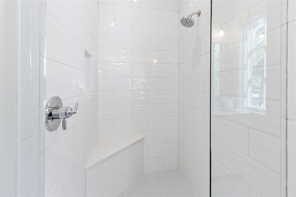 Full En Suite Bathroom (1st Floor)