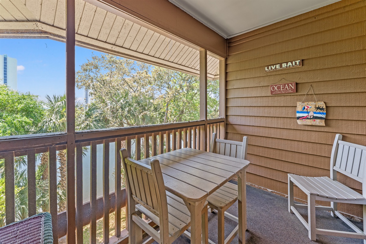 Peaceful screened in balcony, just sit and enjoy the quiet!