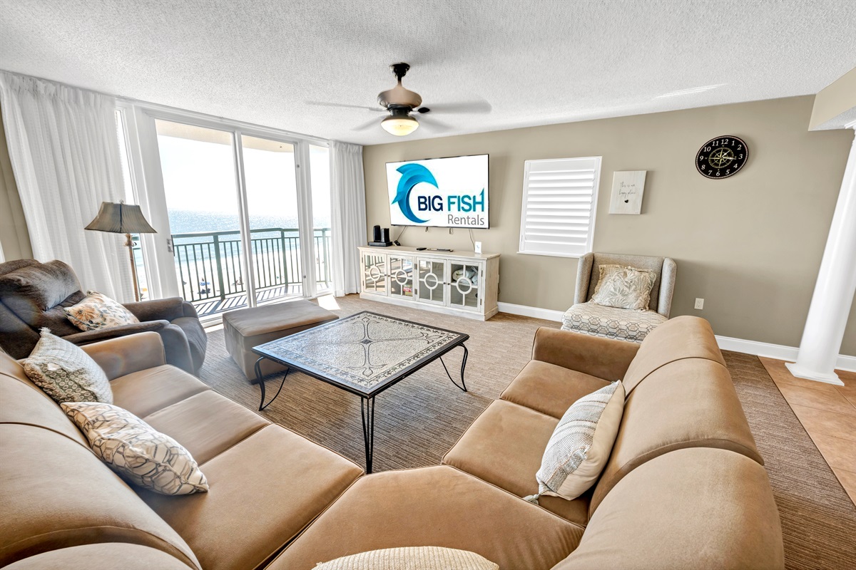 Amazing Living Room with Stunning Views🌊☀️