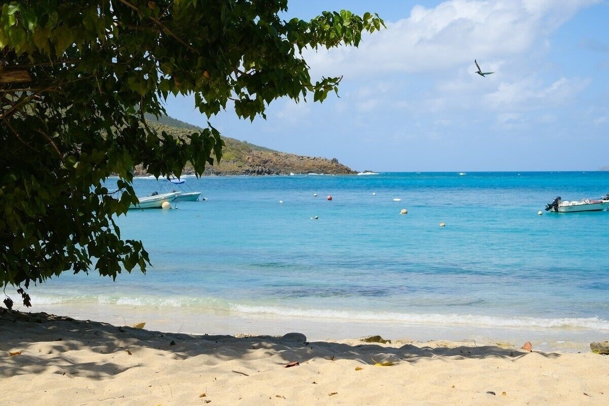 Hull Bay Beach is a locals beach and is rarely crowded on cruise ship days.