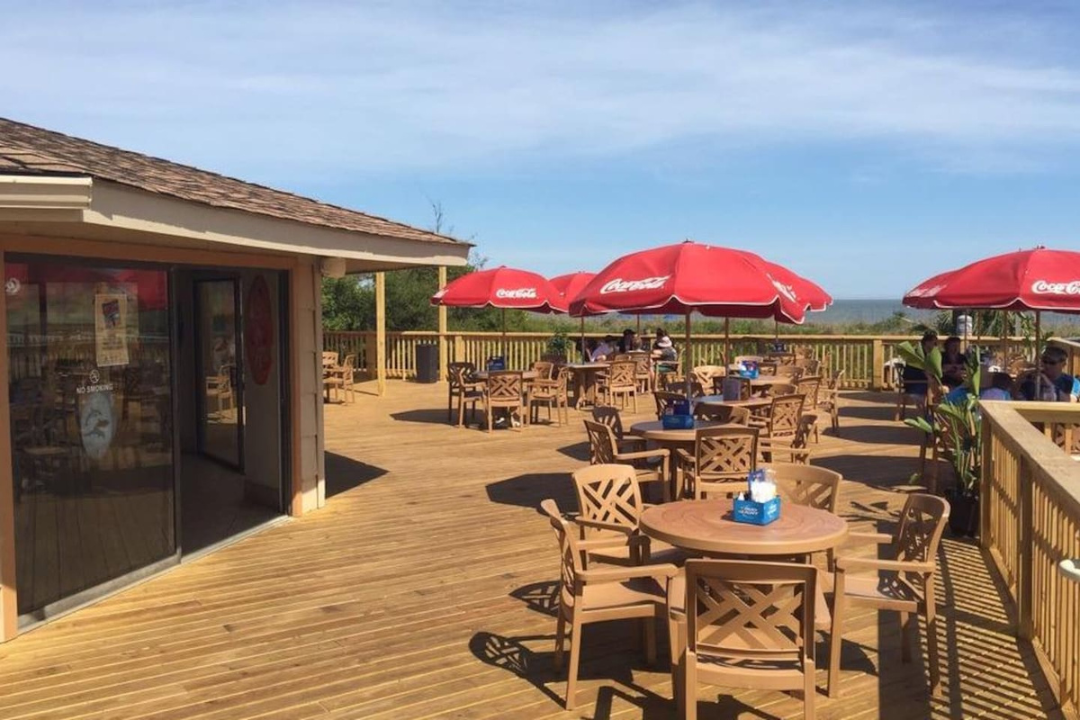 Resort deck with outdoor dining