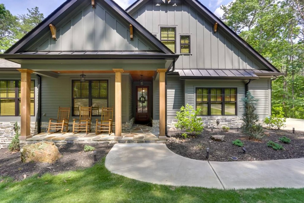Front Porch | Keyless Entry | Driveway (4 Vehicles)