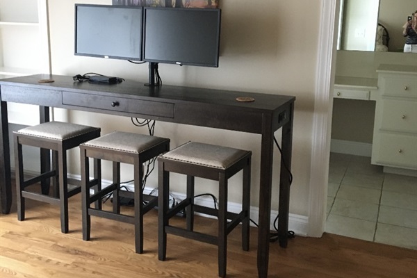 Buisiness center with WiFi and 2 monitors located in bedroom #6