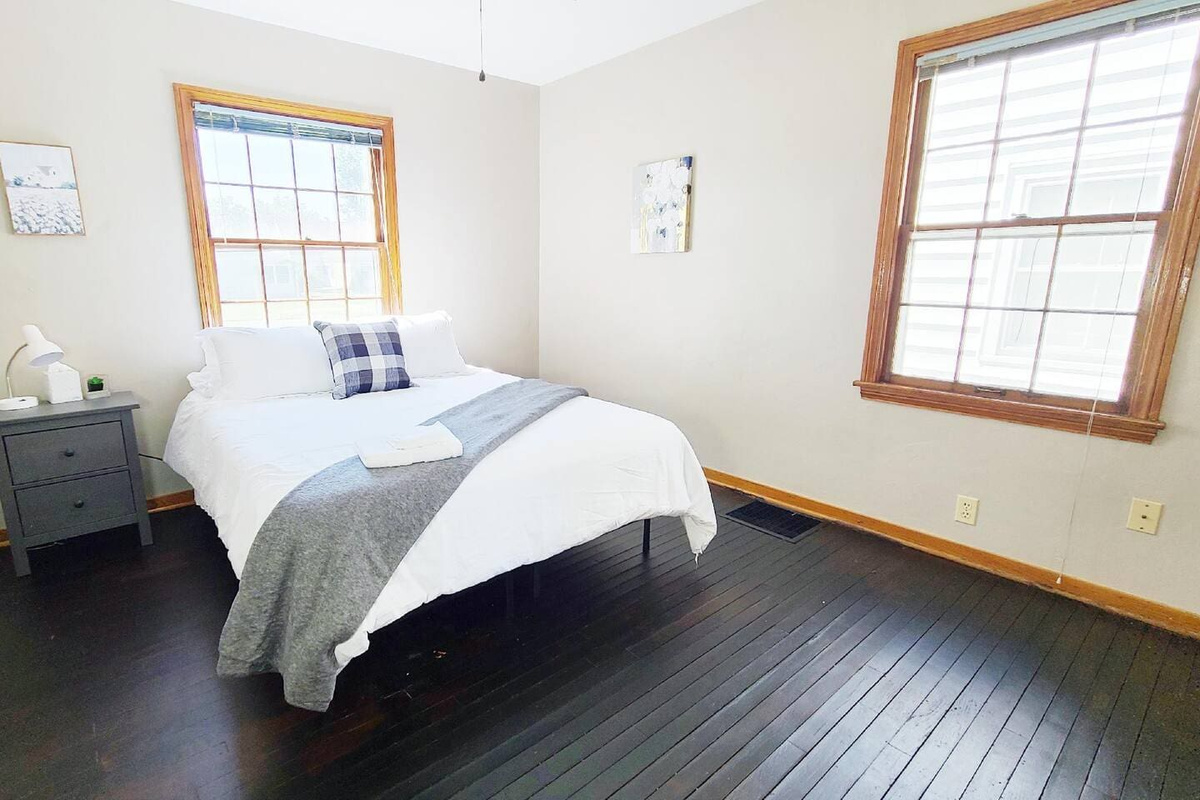 Spacious Queen-Sized Bed – Enjoy a restful night’s sleep on a comfortable, spacious queen-sized bed, perfect for your stay.