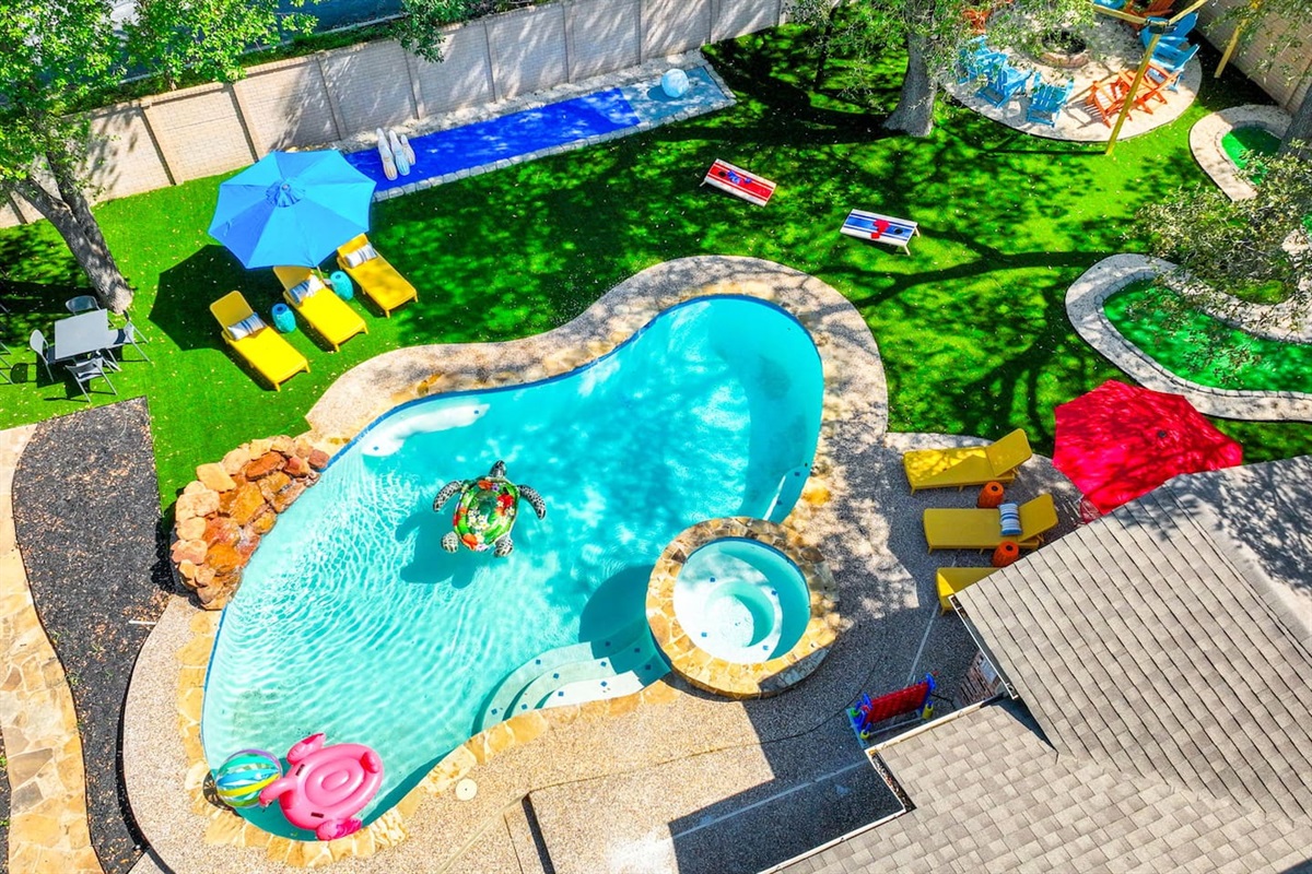  Your private family resort - heated pool, hot tub, mini golf & games, all to yourselves.