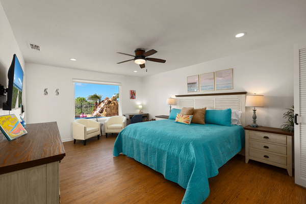 Pelican Room / King Bed / Pool View / Seating area / Luxury ensuite