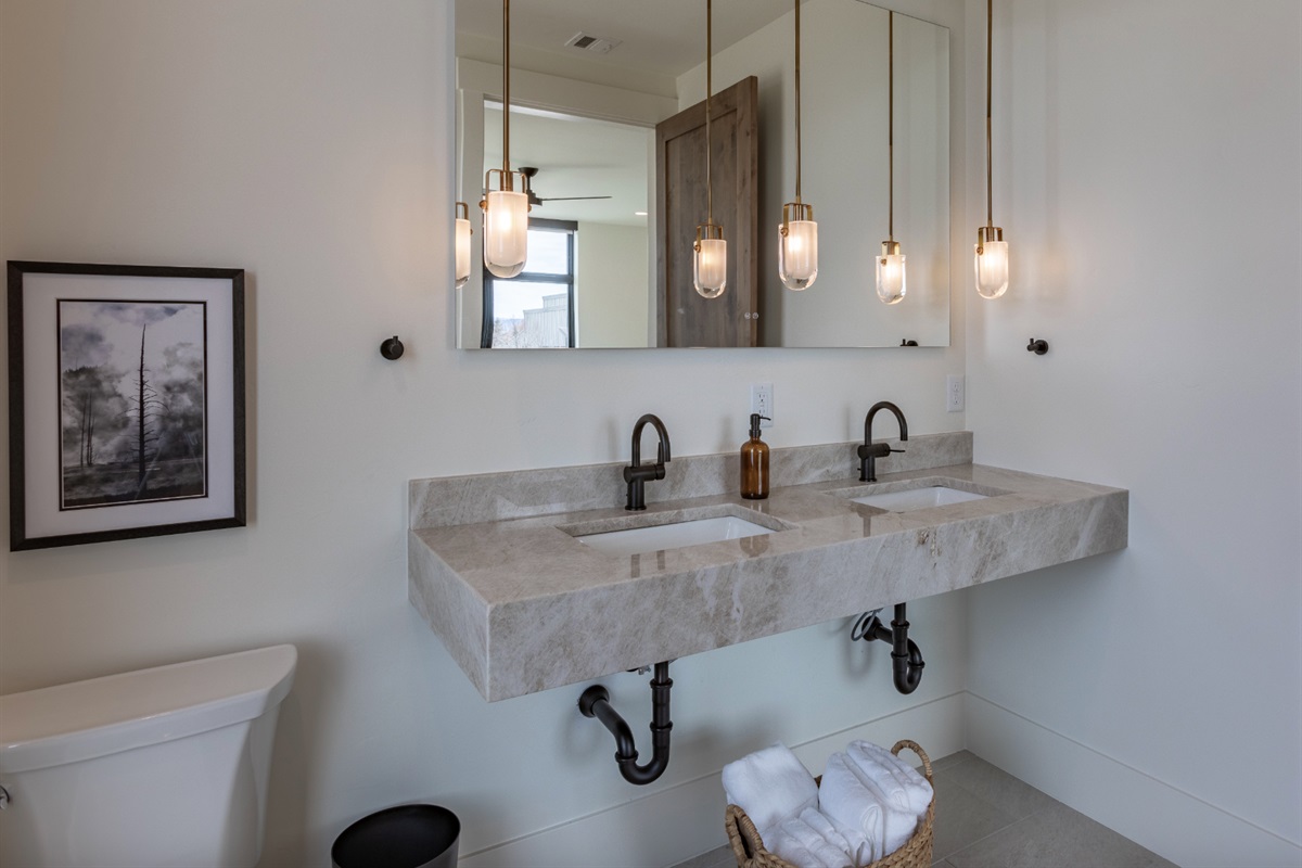 Middle Teton - Suite one's ensuite bathroom