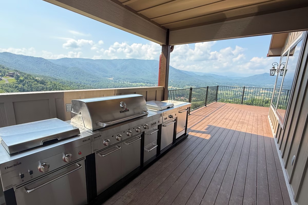 Grill up family dinners on this deluxe outdoor kitchen and enjoy awesome views