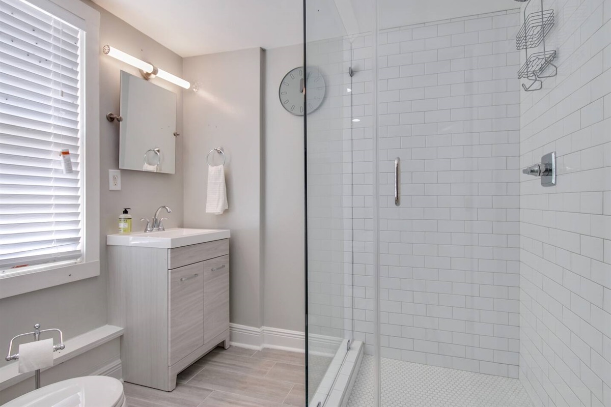 En-suite bathroom off bedroom 2.