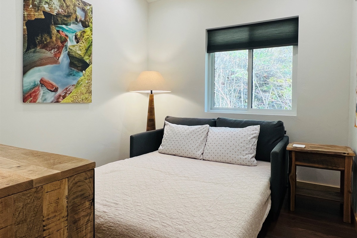 2nd Bedroom Queen