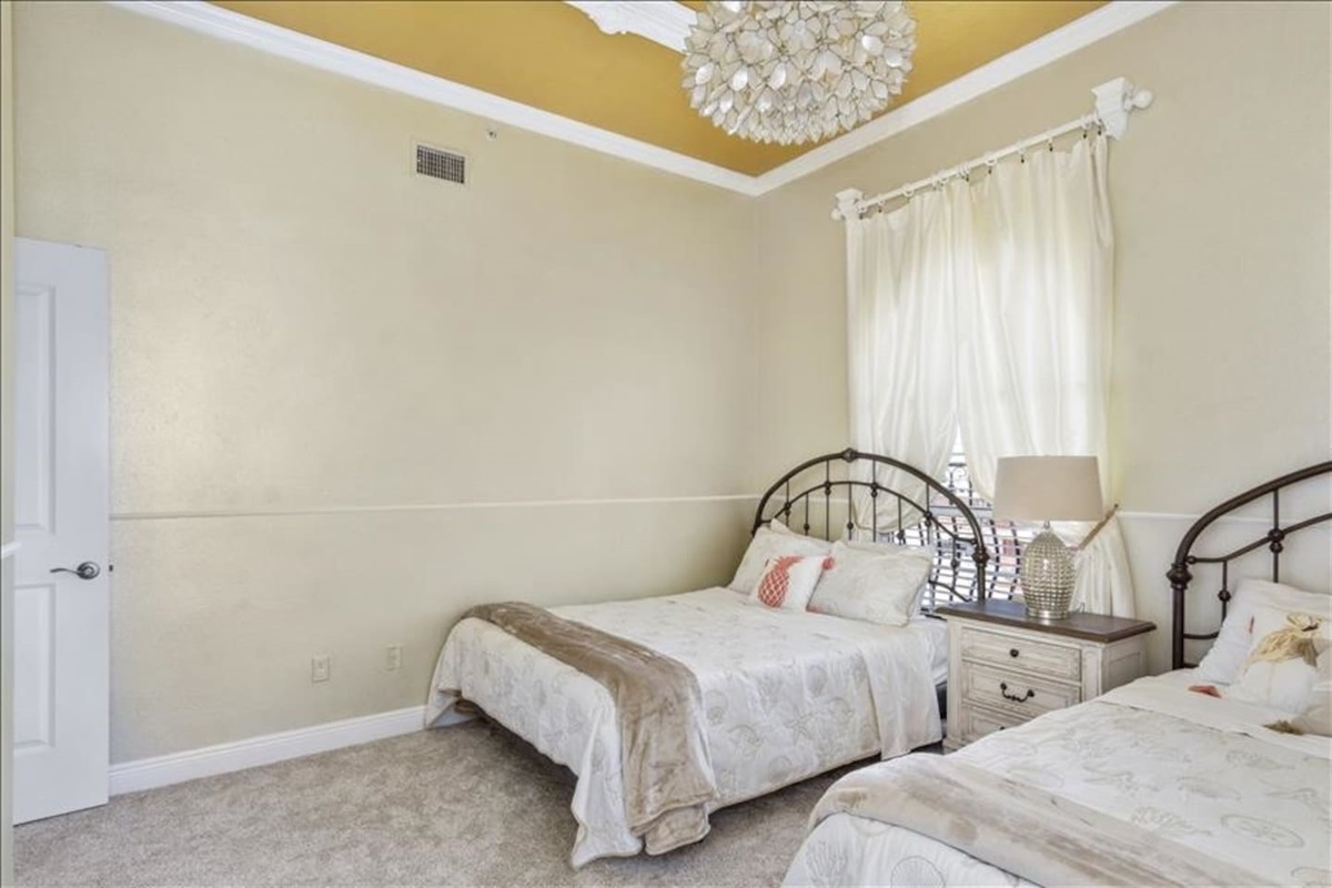 Guest bedroom 2 - 2 queen beds