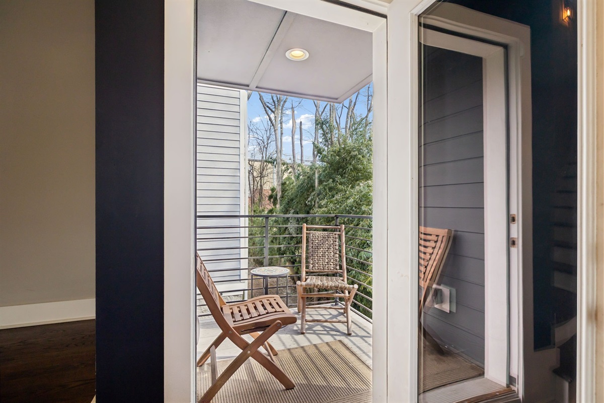Enjoy you a tranquil breakfast on the front balcony!