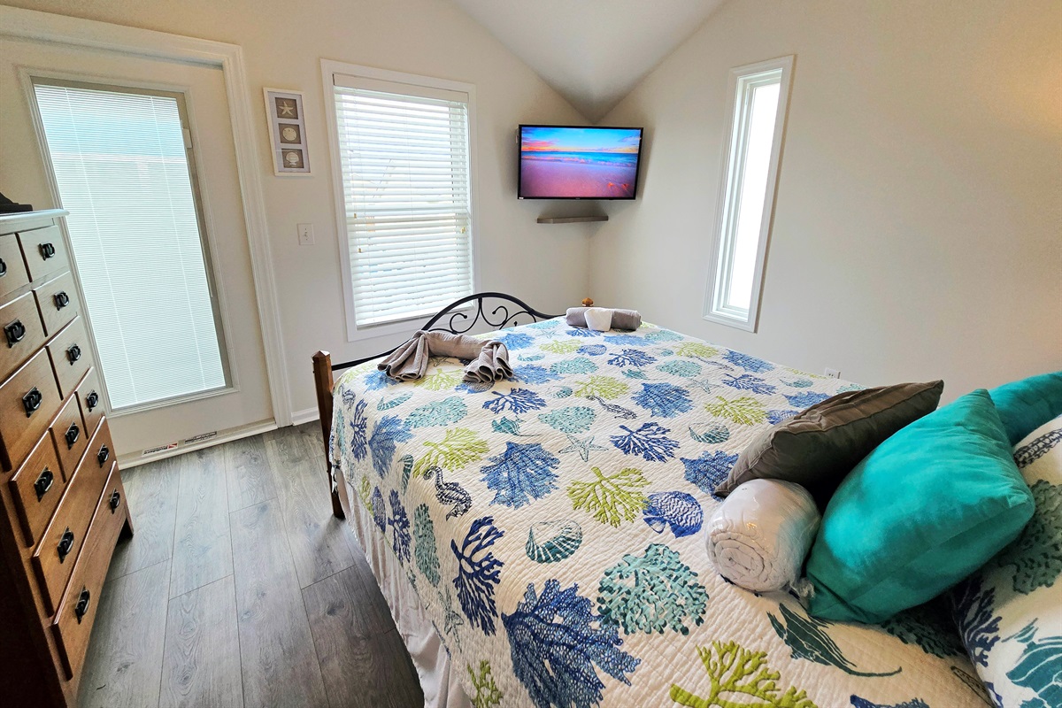 Bedroom 2 (Access to balcony)