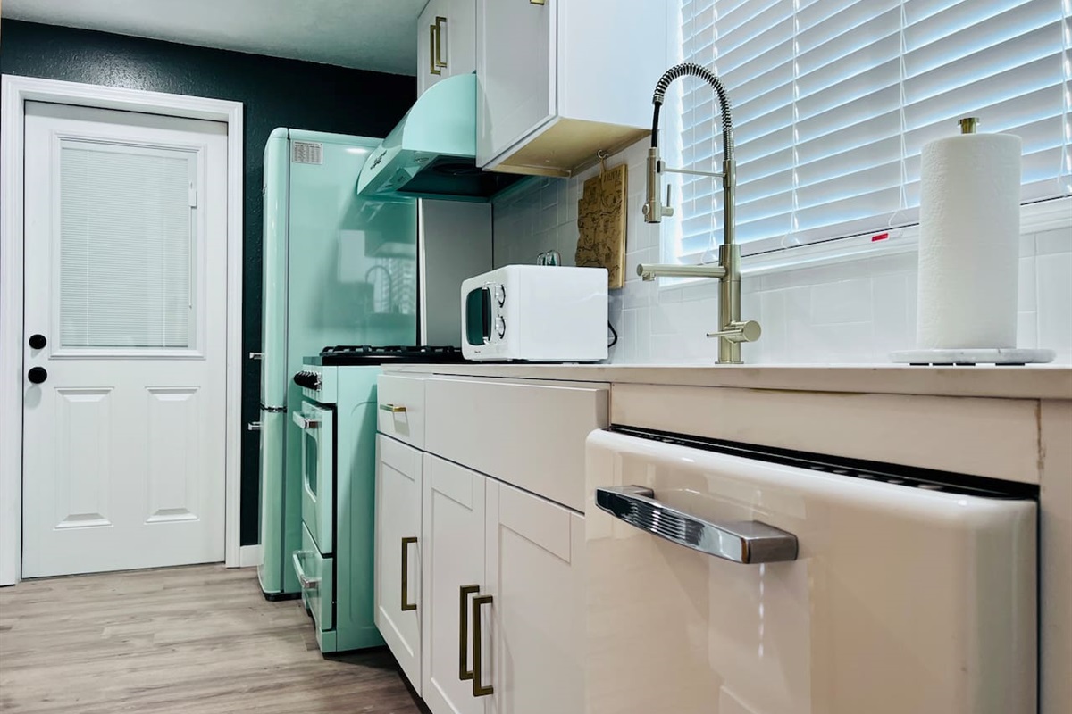 Oh wow that retro dishwasher almost makes us want to put a load in and take it for a spin!