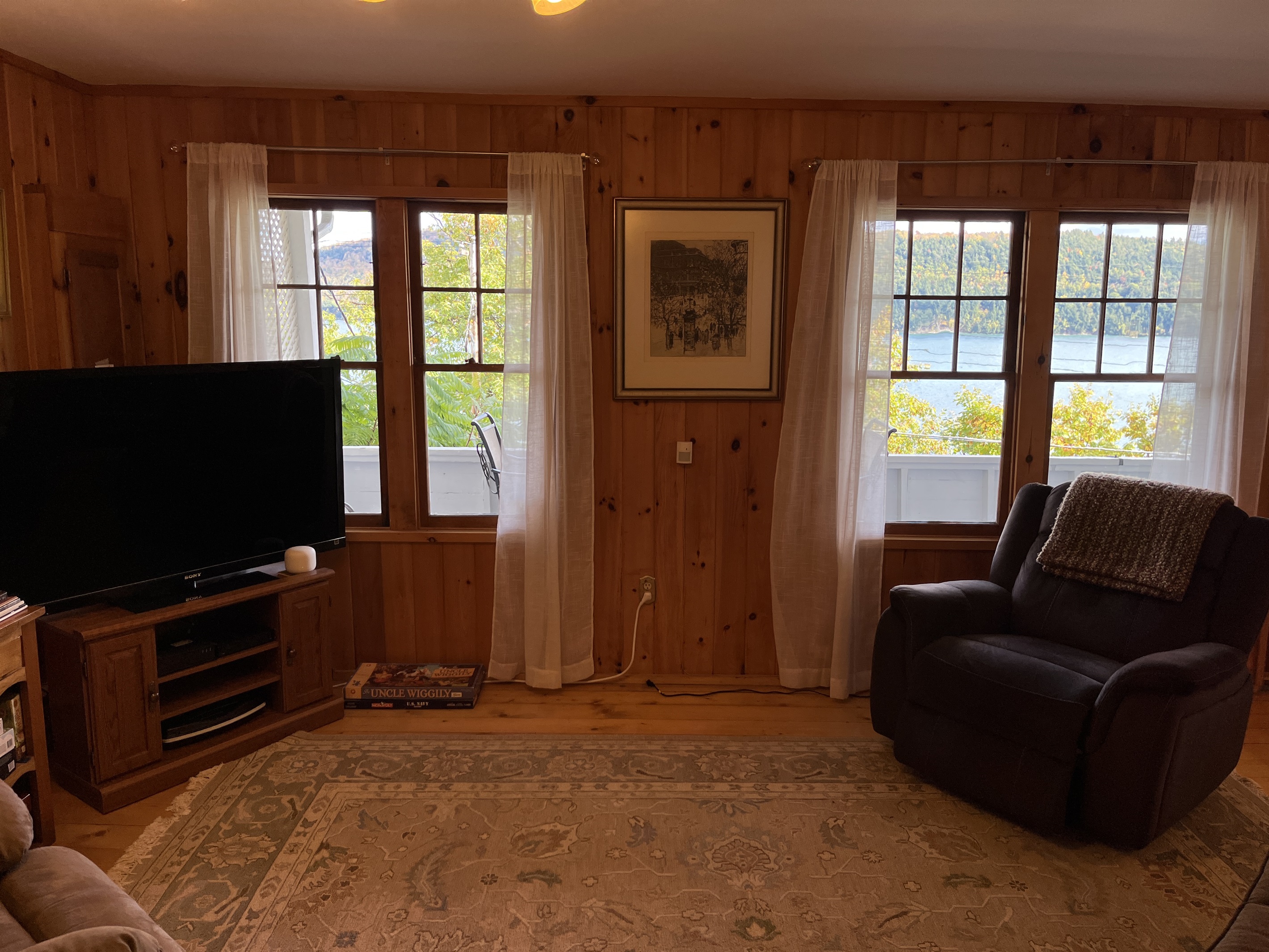 Lille Gossebo living room with large smart TV and views of the lake.