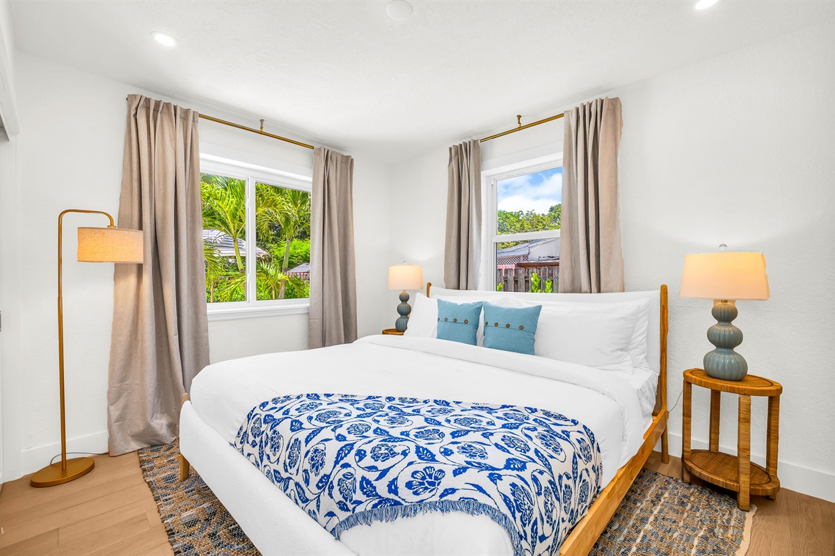 Elegant and tranquil, this second King suite features soft, natural tones, designer lighting, and plush bedding for a restful night’s sleep. Surrounded by sunlit windows with tropical pool views,