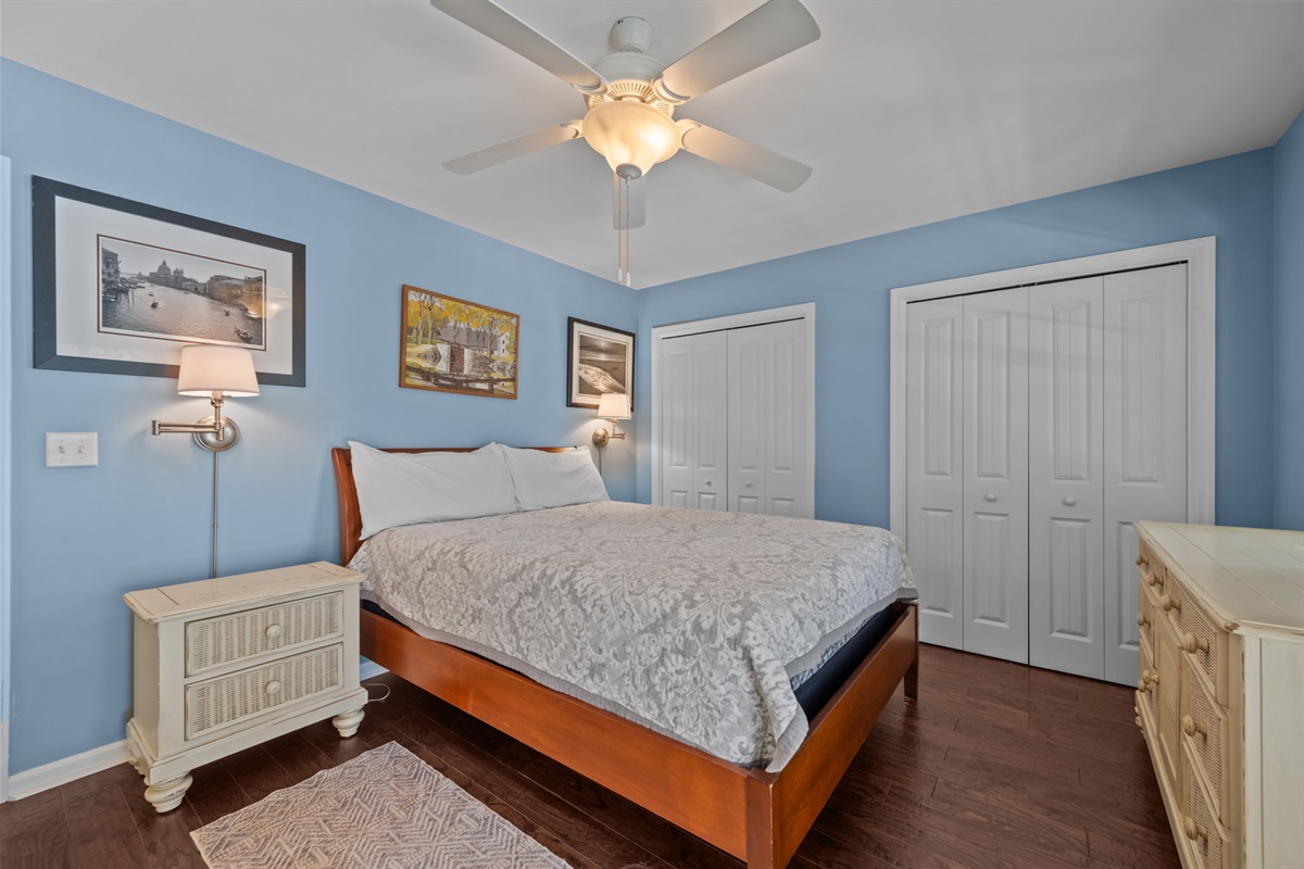 Queen-size bed in 1st Floor Bedroom 1