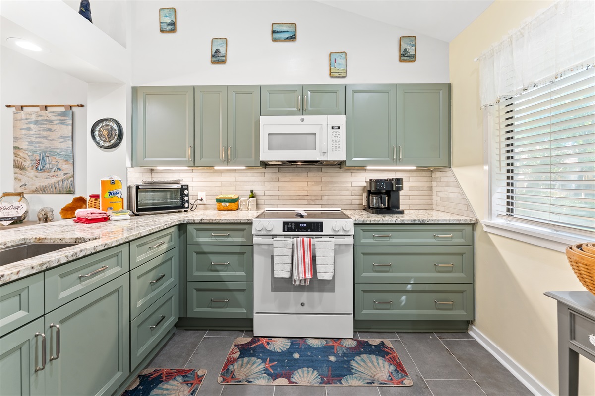 Beautiful well stocked Kitchen