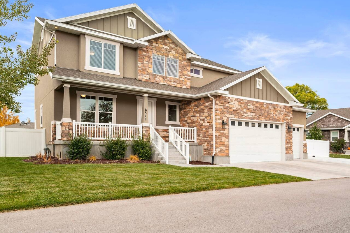 Roomy & Stylish Haven: Exterior