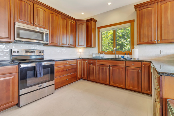 Large kitchen with peninsula seating