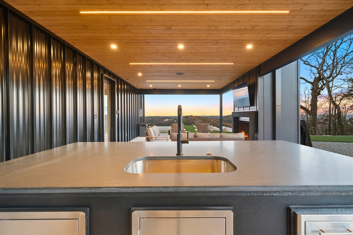 This outdoor kitchen setup is perfect for meals in the fresh air, whether you&rsquo;re serving up a big dinner or just enjoying snacks and drinks together.