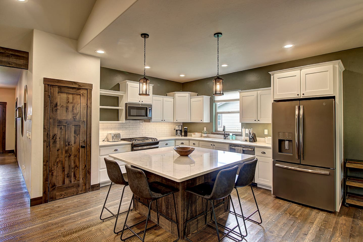 This kitchen has everything you need and plenty of counter space to spread out, whether you're making breakfast or dinner.