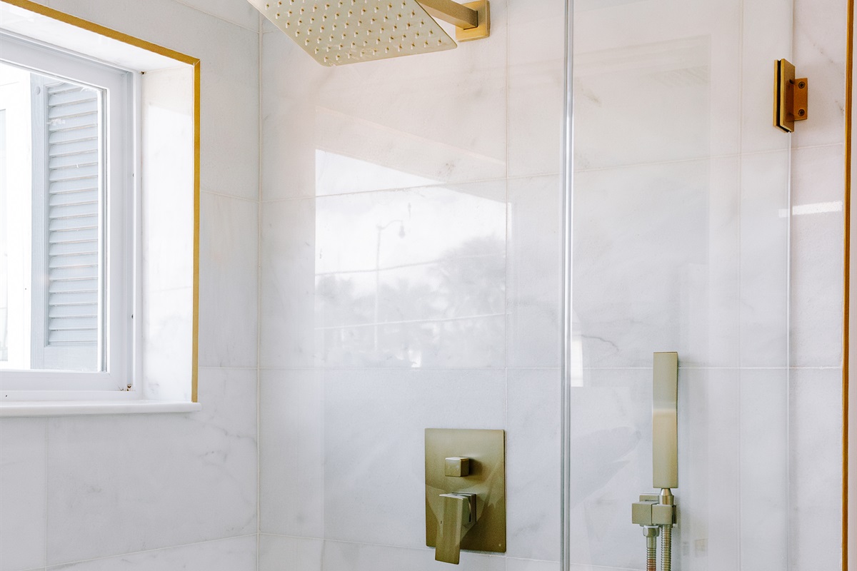 The ensuite bathroom to the main bedroom is the perfect place to get ready in private, with an astonishing rainfall shower, powder area and exquisite finishings.