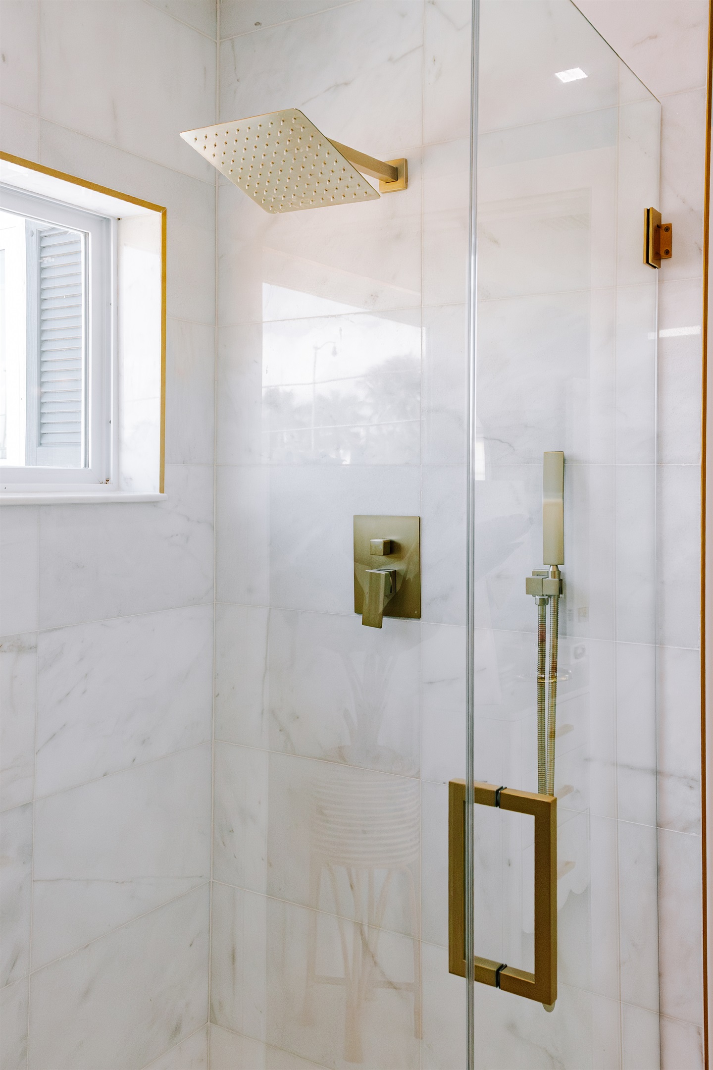 The ensuite bathroom to the main bedroom is the perfect place to get ready in private, with an astonishing rainfall shower, powder area and exquisite finishings.