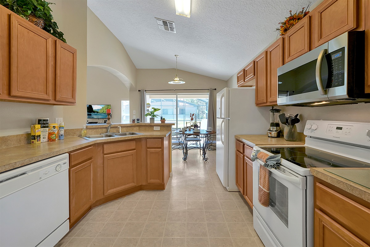 Everything but the chef: a kitchen designed for vacation convenience 