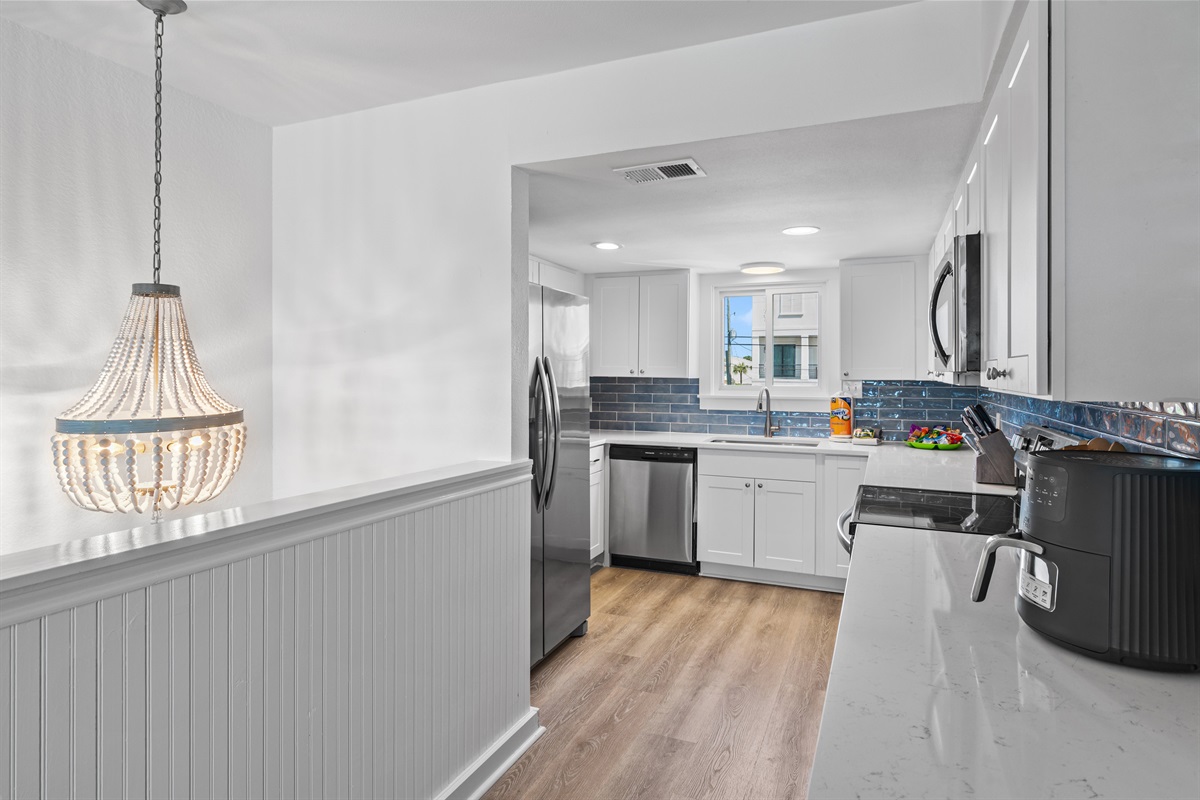 Sea Winds 8 - Cook delicious meals in the Fully Stocked and Remodeled Kitchen 