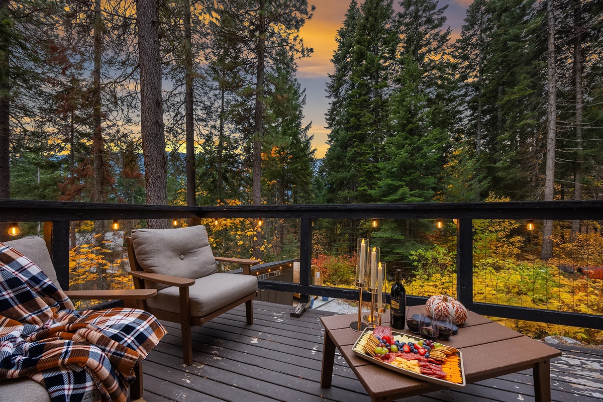 Upper deck with lounging and BBQ, propane provided