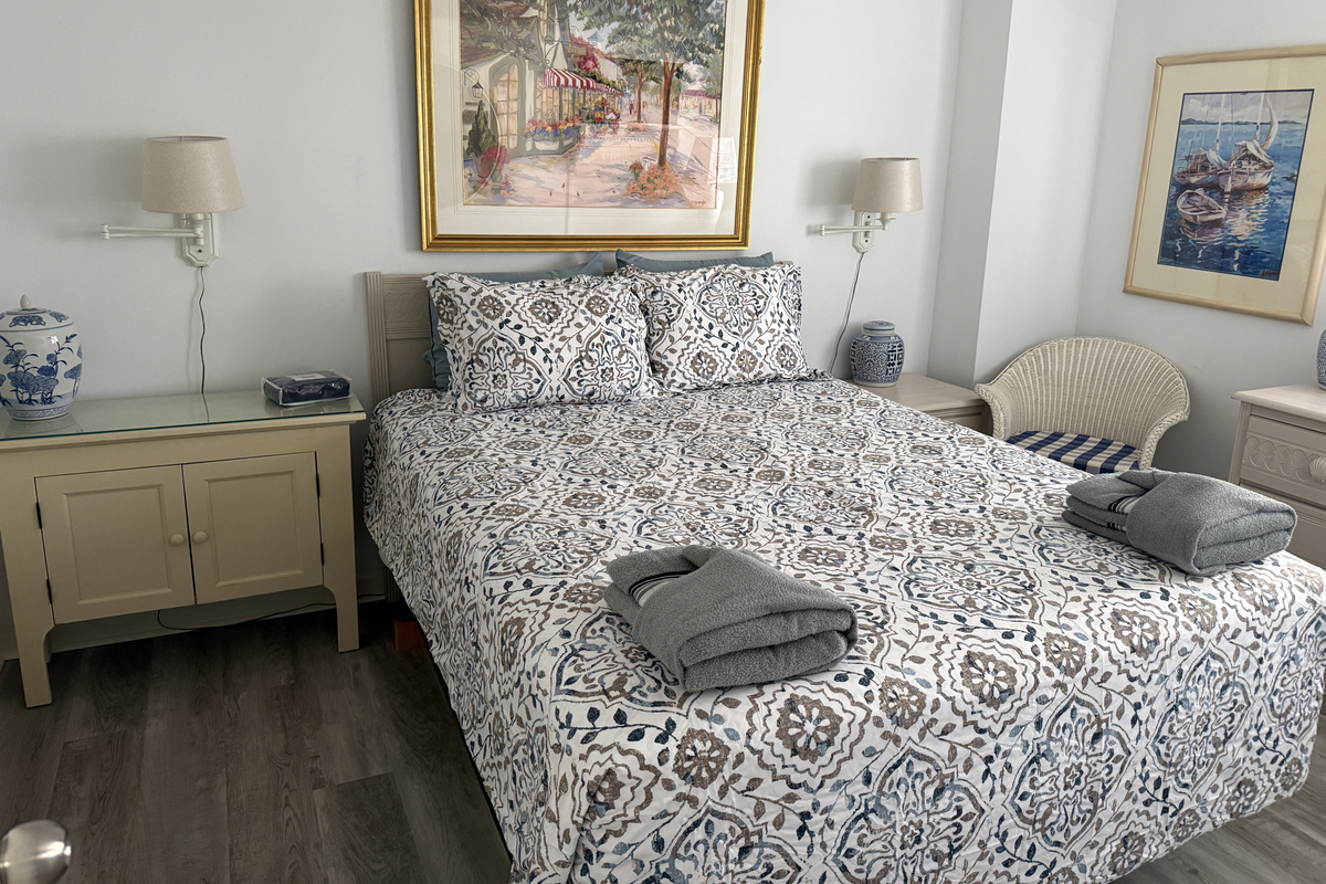 Guest Bedroom w/Queen Bed