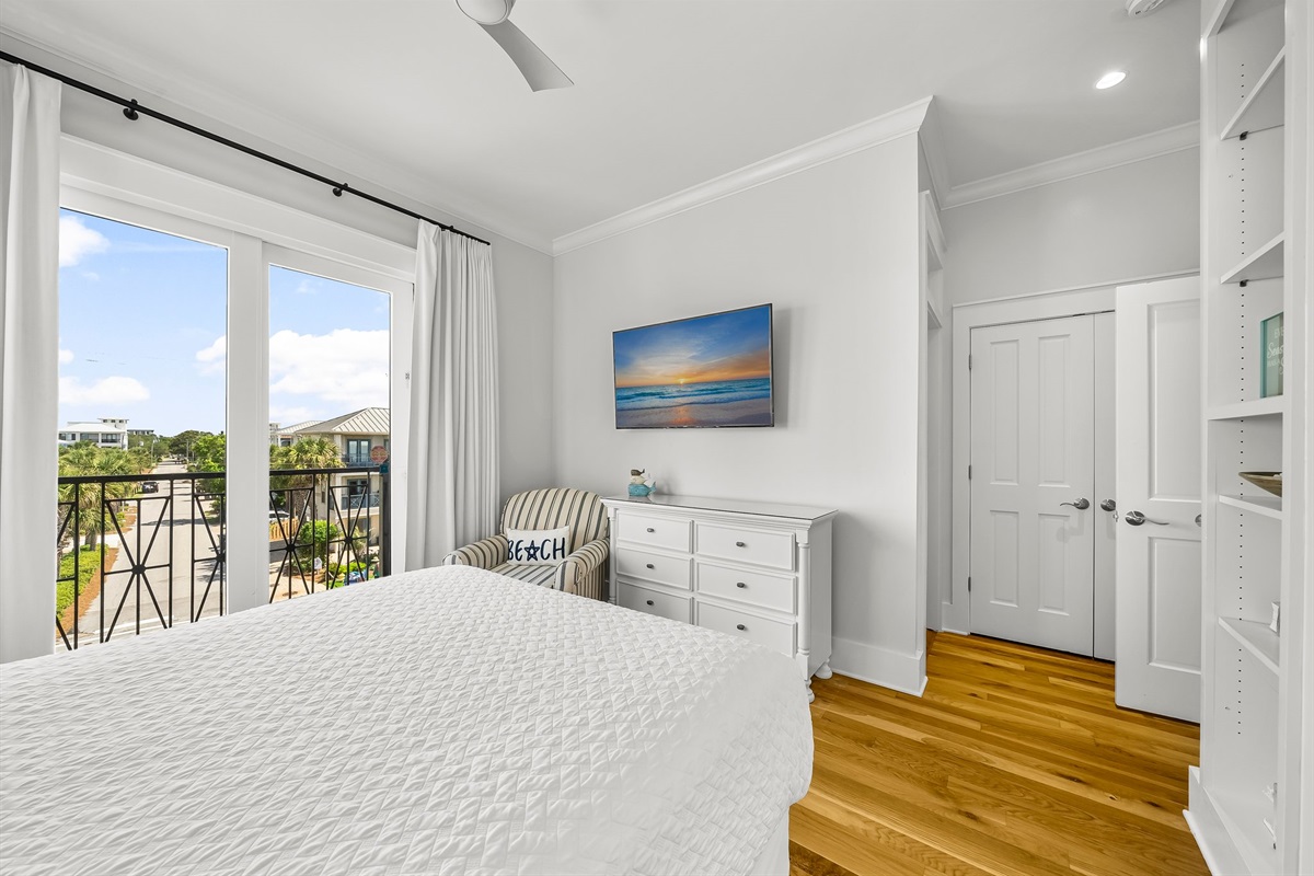 Bedroom 2 (3rd Floor): QUEEN bed, ensuite bathroom, balcony overlooking Frangista Beach Neighborhood, 55” Smart TV