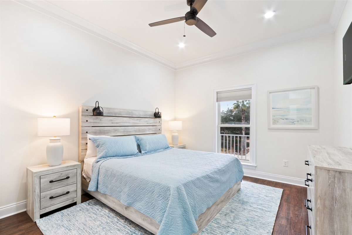 Upstairs Guest Room W/ King Bed