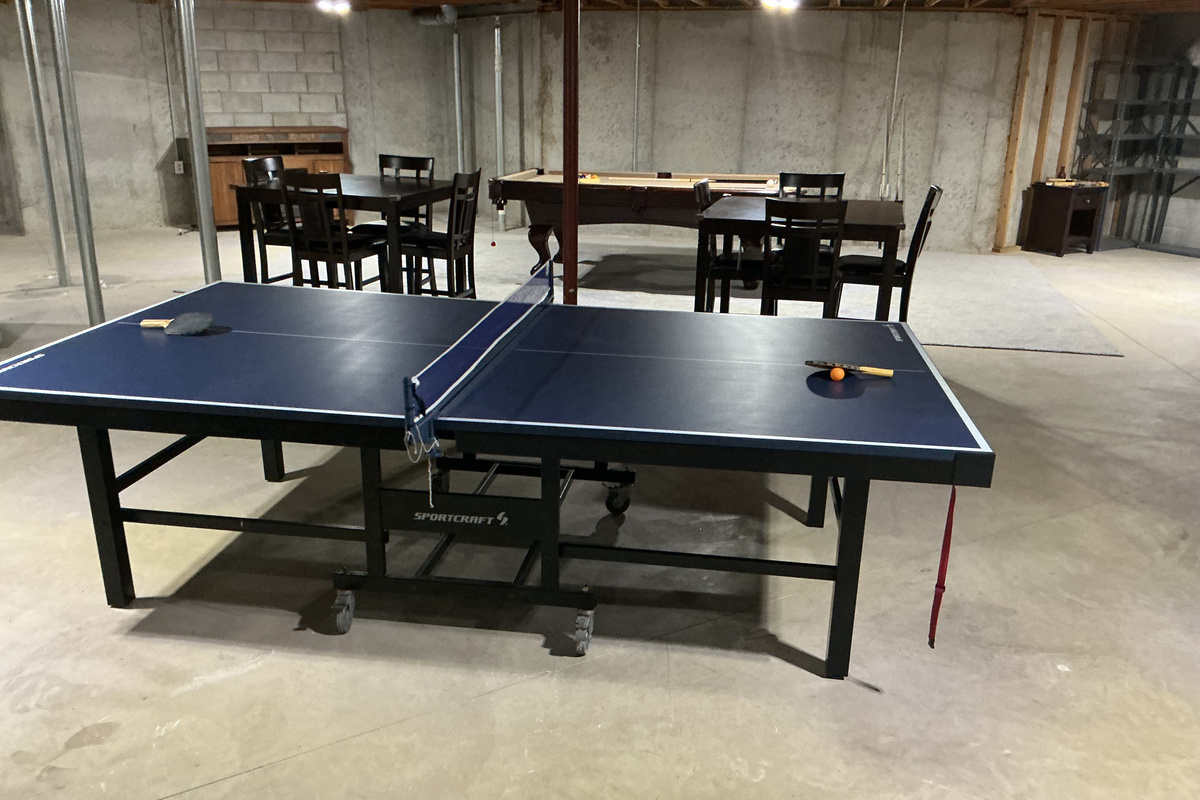 Full sized ping pong table 