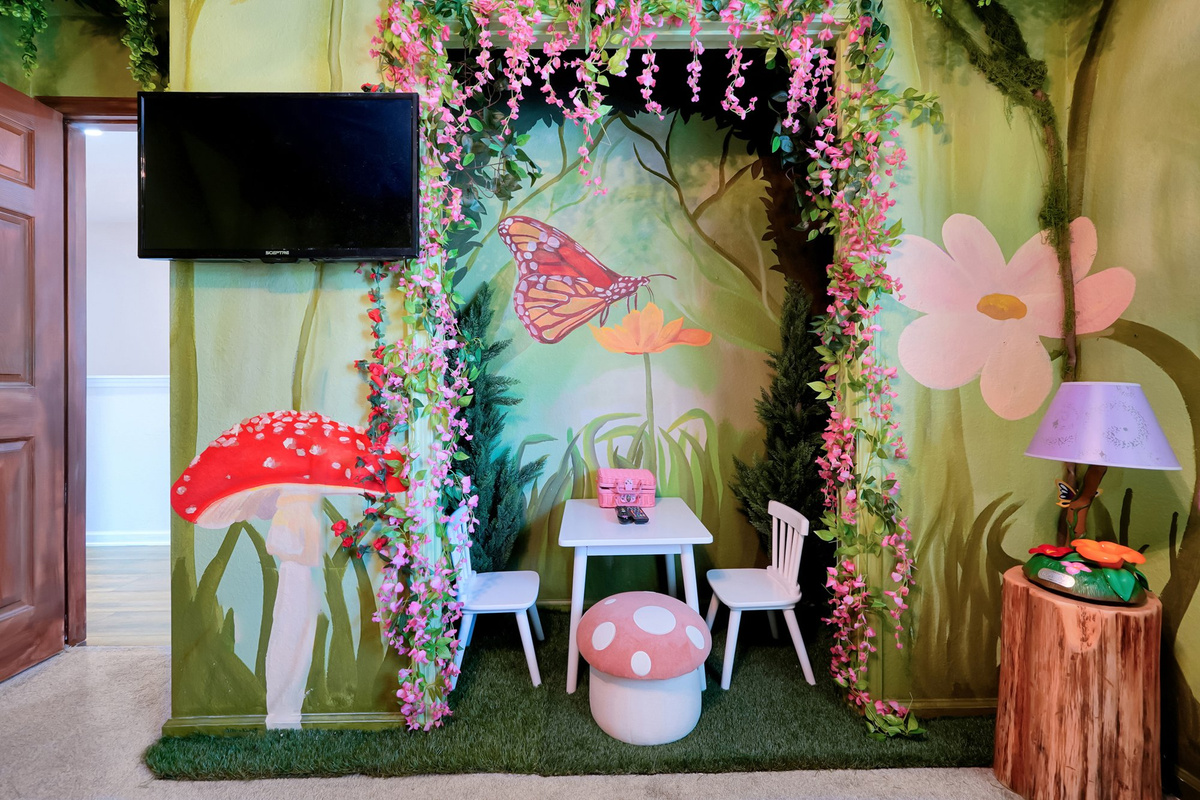 Tinker Bell room with TV nook for playtime