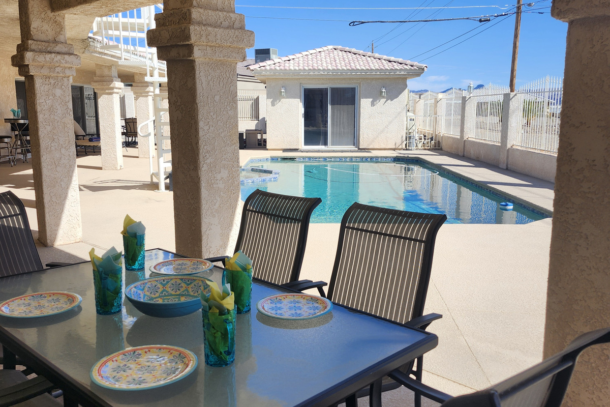 Pool side dining