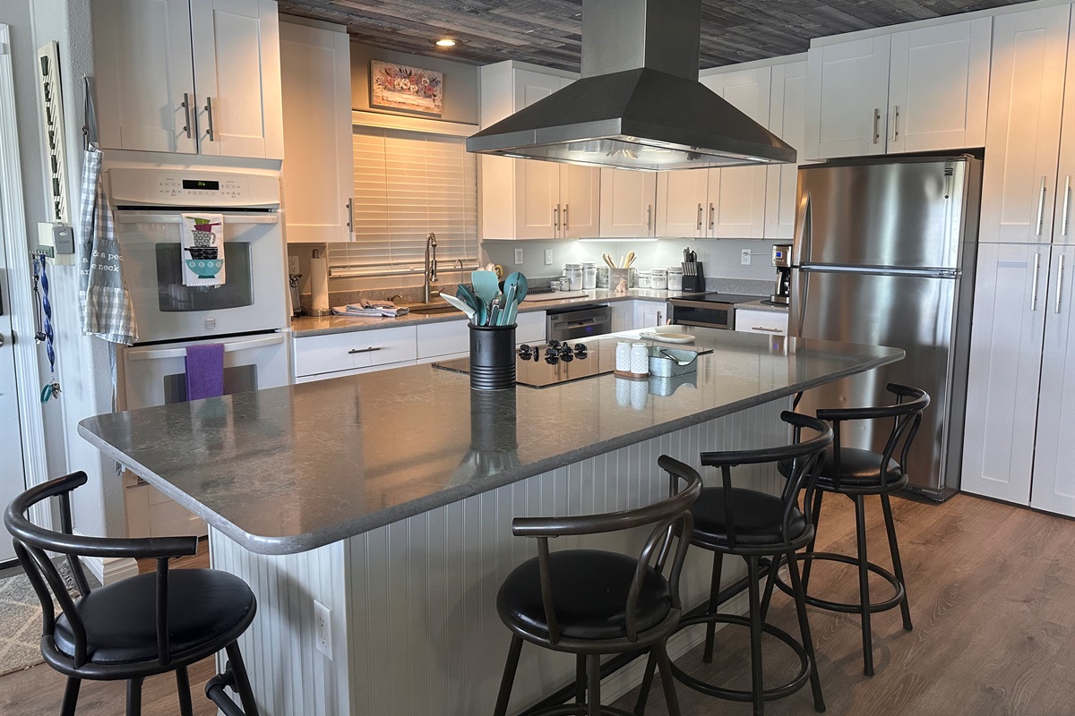 Kitchen Island with five swivel seats