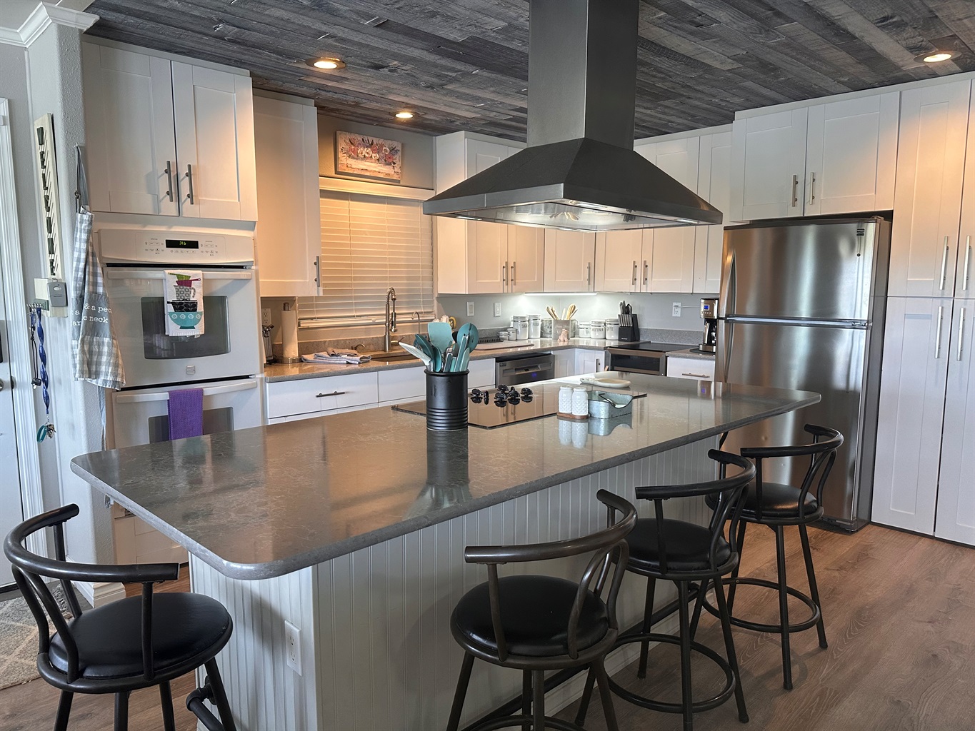Kitchen Island with five swivel seats