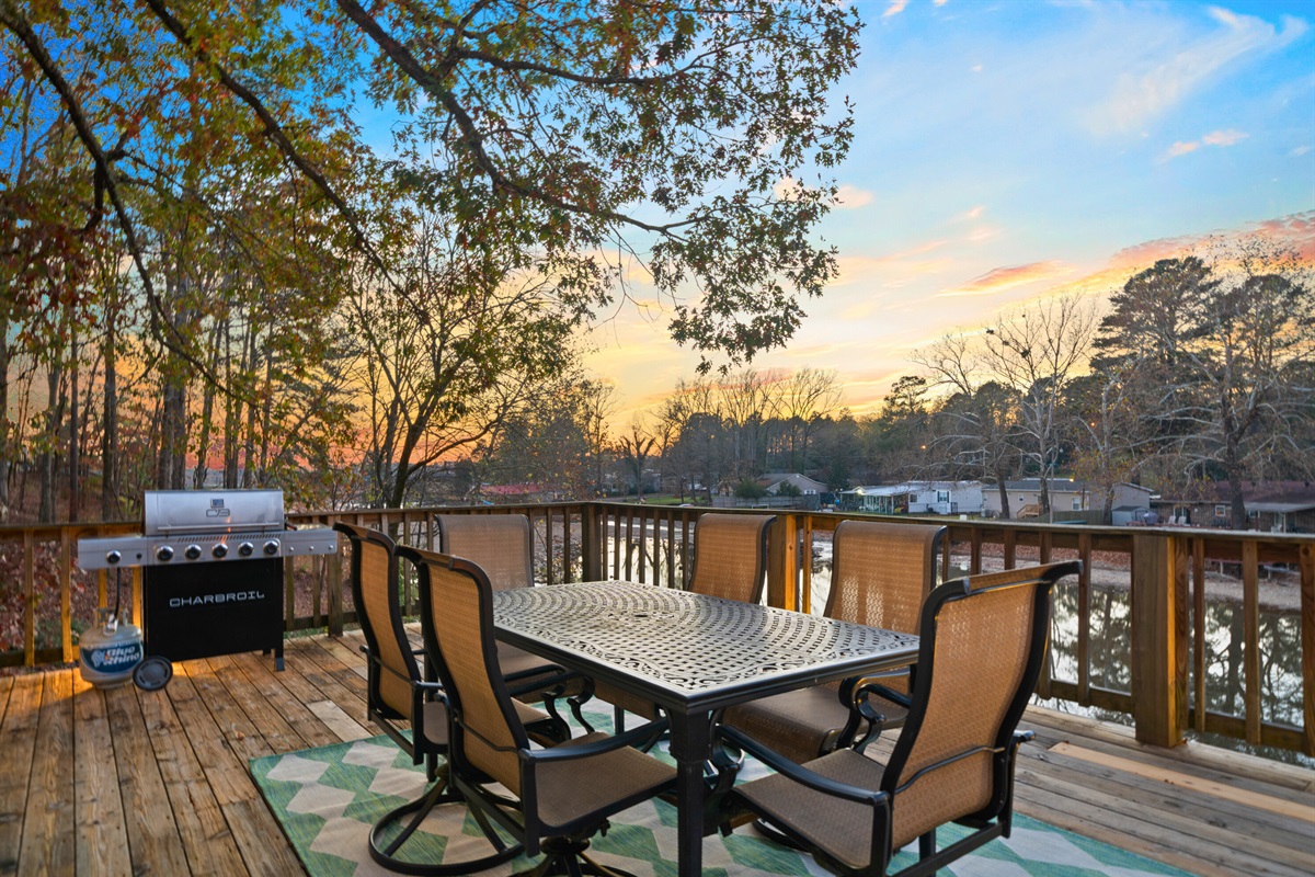 Outdoor dining becomes even more memorable with views like these, where every meal feels like a small celebration overlooking the water.