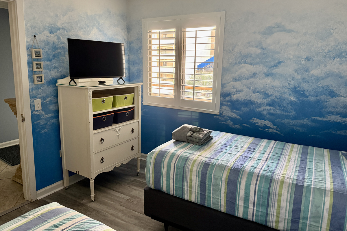Guest Bedroom w/Two Twin Beds and Smart TV