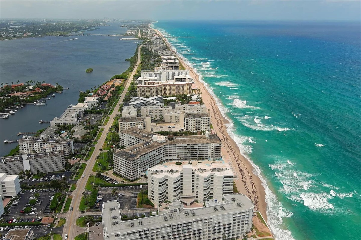 W Luxury: Palm Beach Island | Oceanfront Residence
Experience the prestige of South Palm Beach without the mid-town congestion. This 2-bedroom, 2-bathroom residence on South Ocean Boulevard offers a perfect balance of quiet, residential comfort and immedia